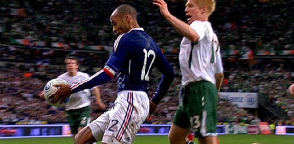 Thierry Henry controlando con la mano la acción que supondría el 1-1 en el Irlanda-Francia