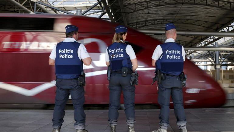 Policías en una estación de tren de Francia