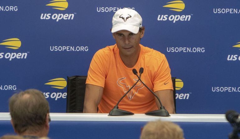 El tenista español Rafael Nadal habla en una rueda de prensa sobre el Abierto de Tenis de EEUU