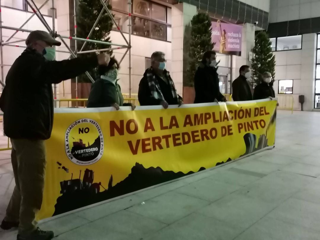 El pasado 29 de enero, la Plataforma en contra de la ampliación del vertedero se concentró frente al ayuntamiento de Getafe.