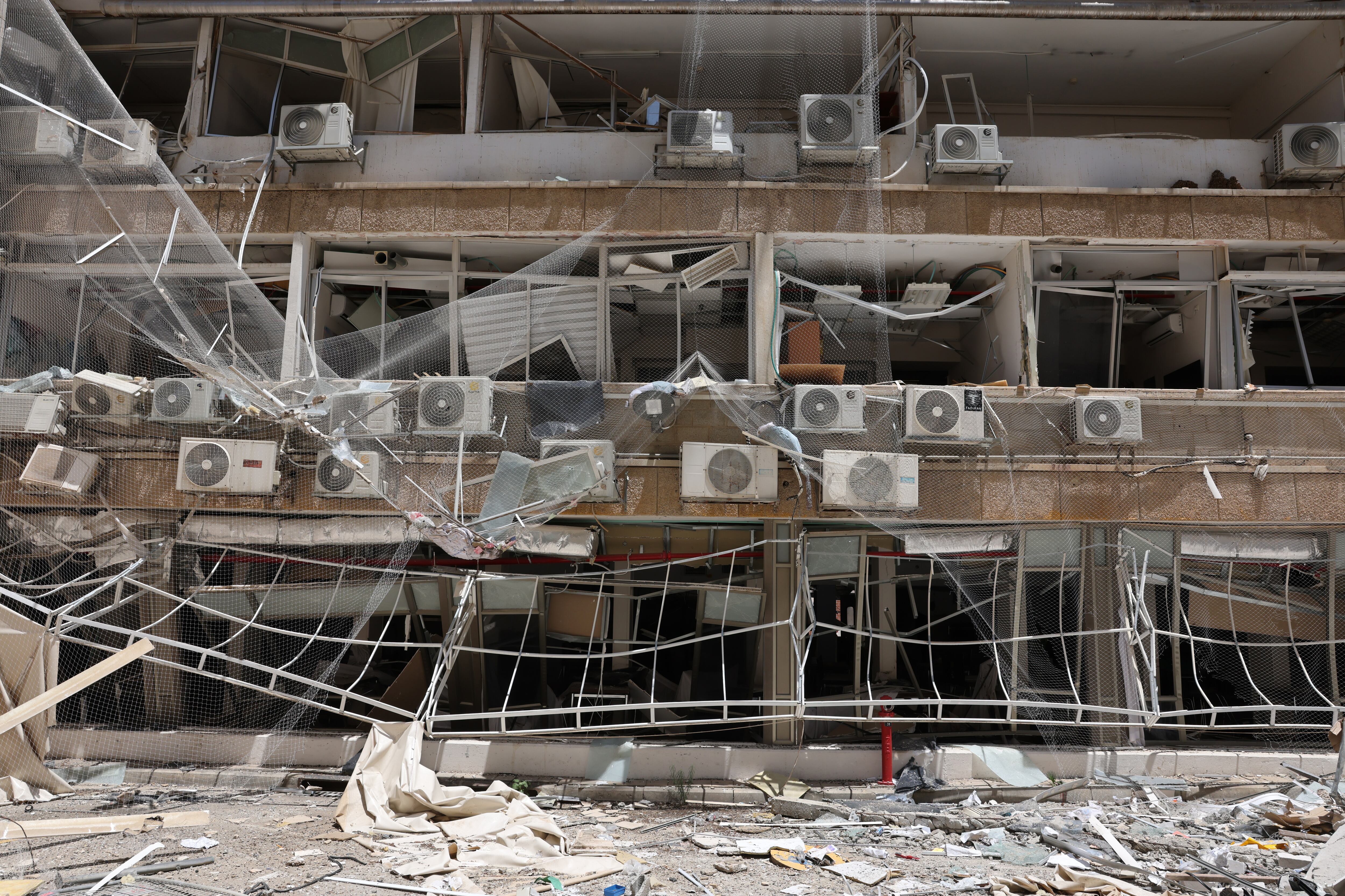 Un edificio dañado en Israel tras los últimos ataques iraníes de este viernes.&#039; EFE/EPA/ABIR SULTAN