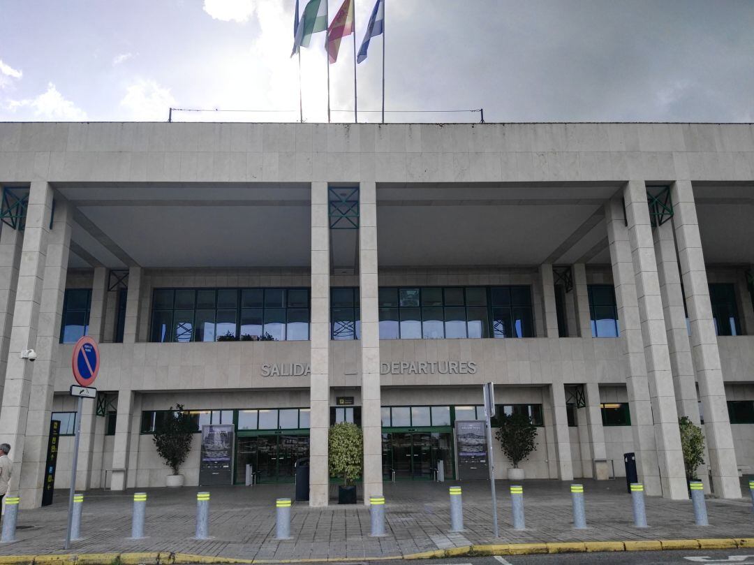 Fachada principal del aeropuerto de Jerez