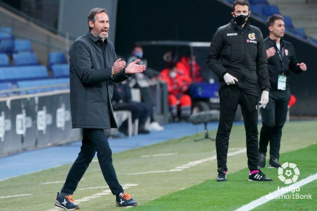 Sergio Rodríguez, al fondo, en la banda del RCDE Stadium. 