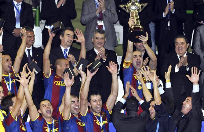 El capitán del F.C. Barcelona Alusport Javi Rodríguez levanta la Copa de España de fútbol sala junto a sus compañeros tras vencer al ElPozo Murcia Turística por 3-2