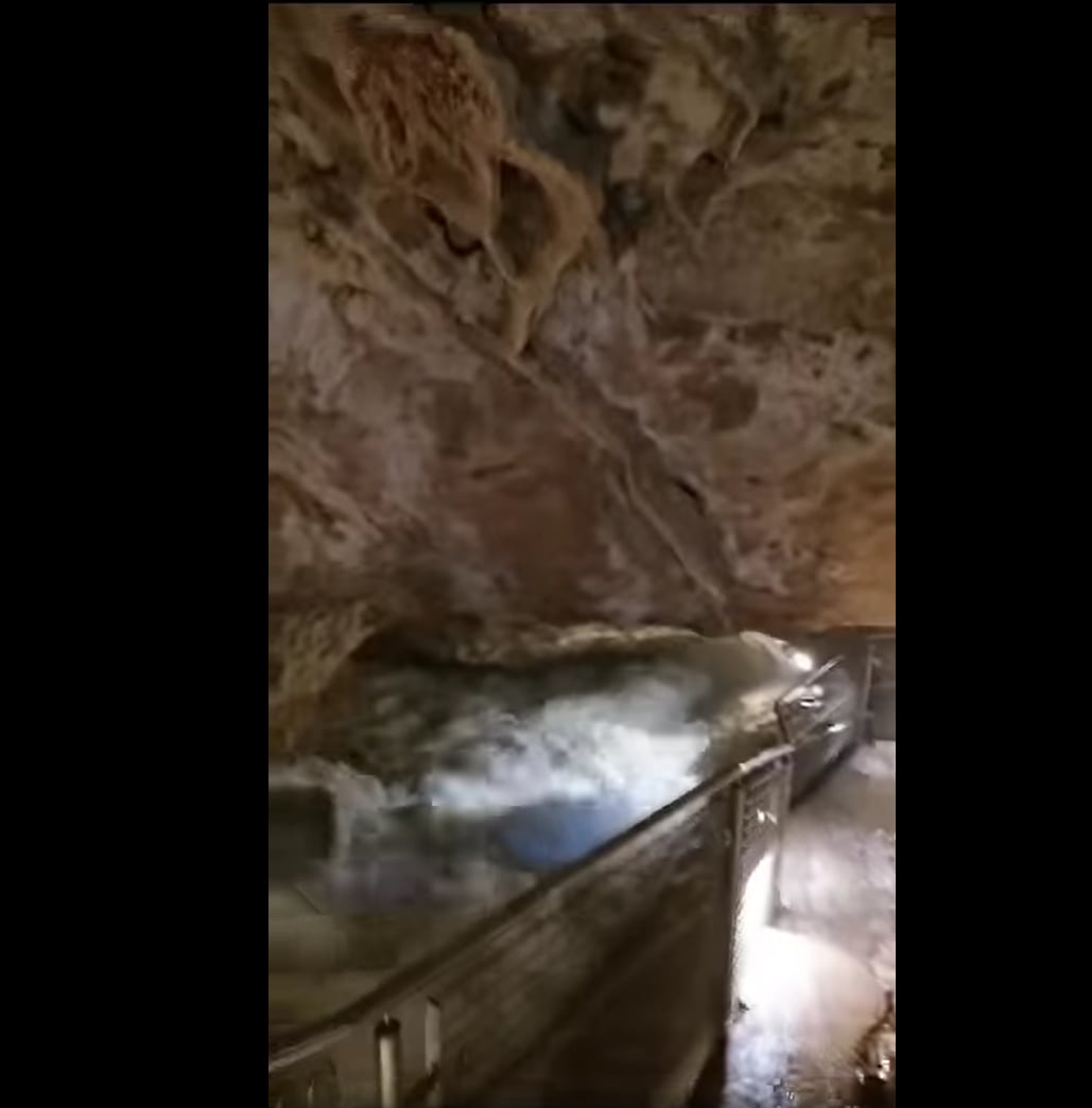 El agua llegaba a las pasarelas peatonales de la cueva este martes