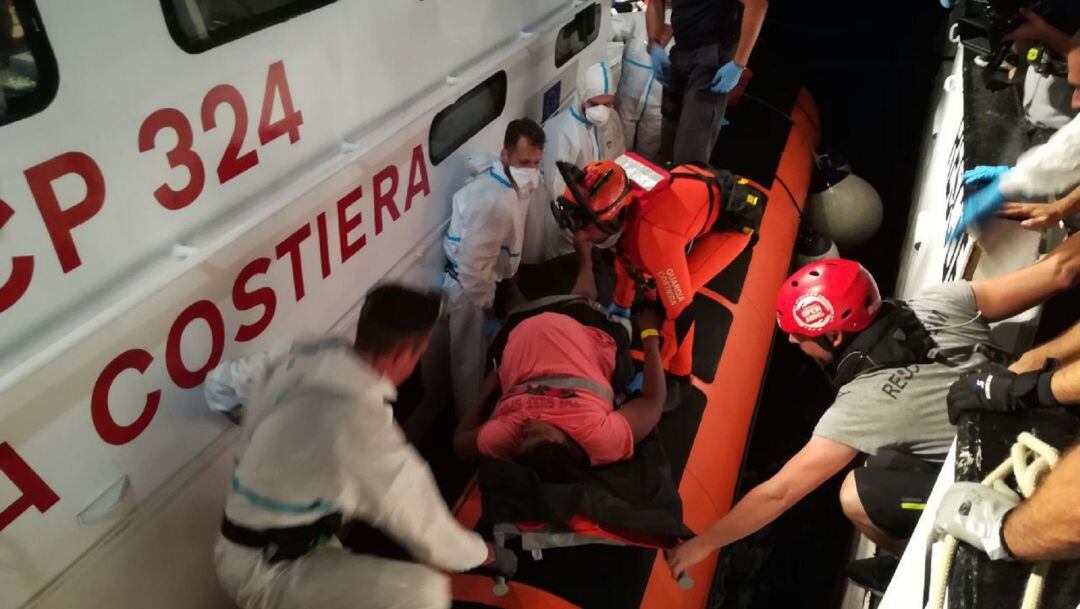 Evacuadas dos mujeres embarazadas del barco de Open Arms en el Mediterráneo