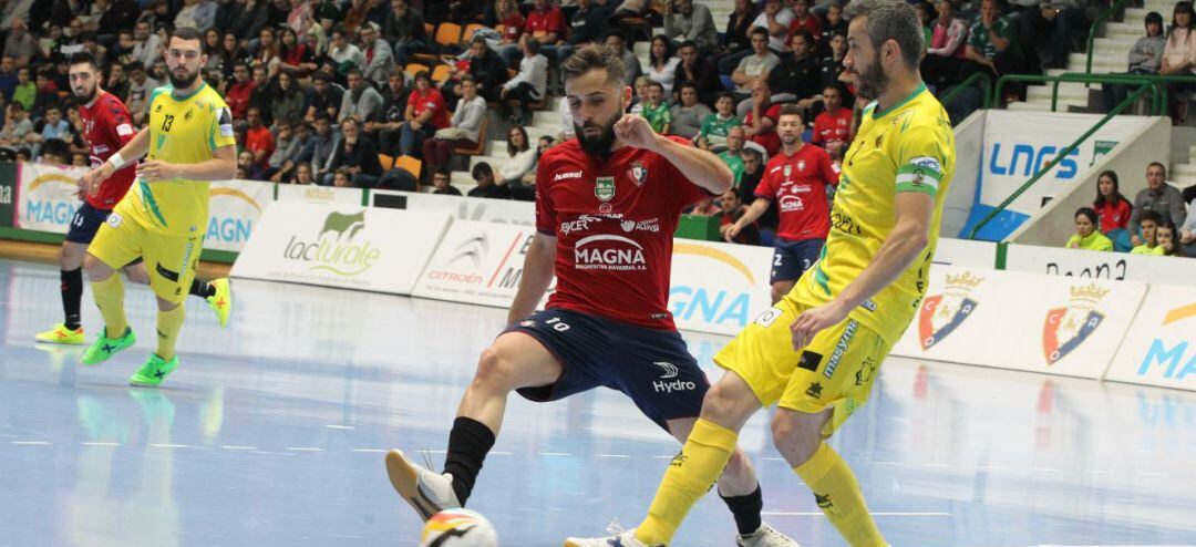 Mauricio intenta sacar la pelota con la presión de un jugador de Osasuna Magna.