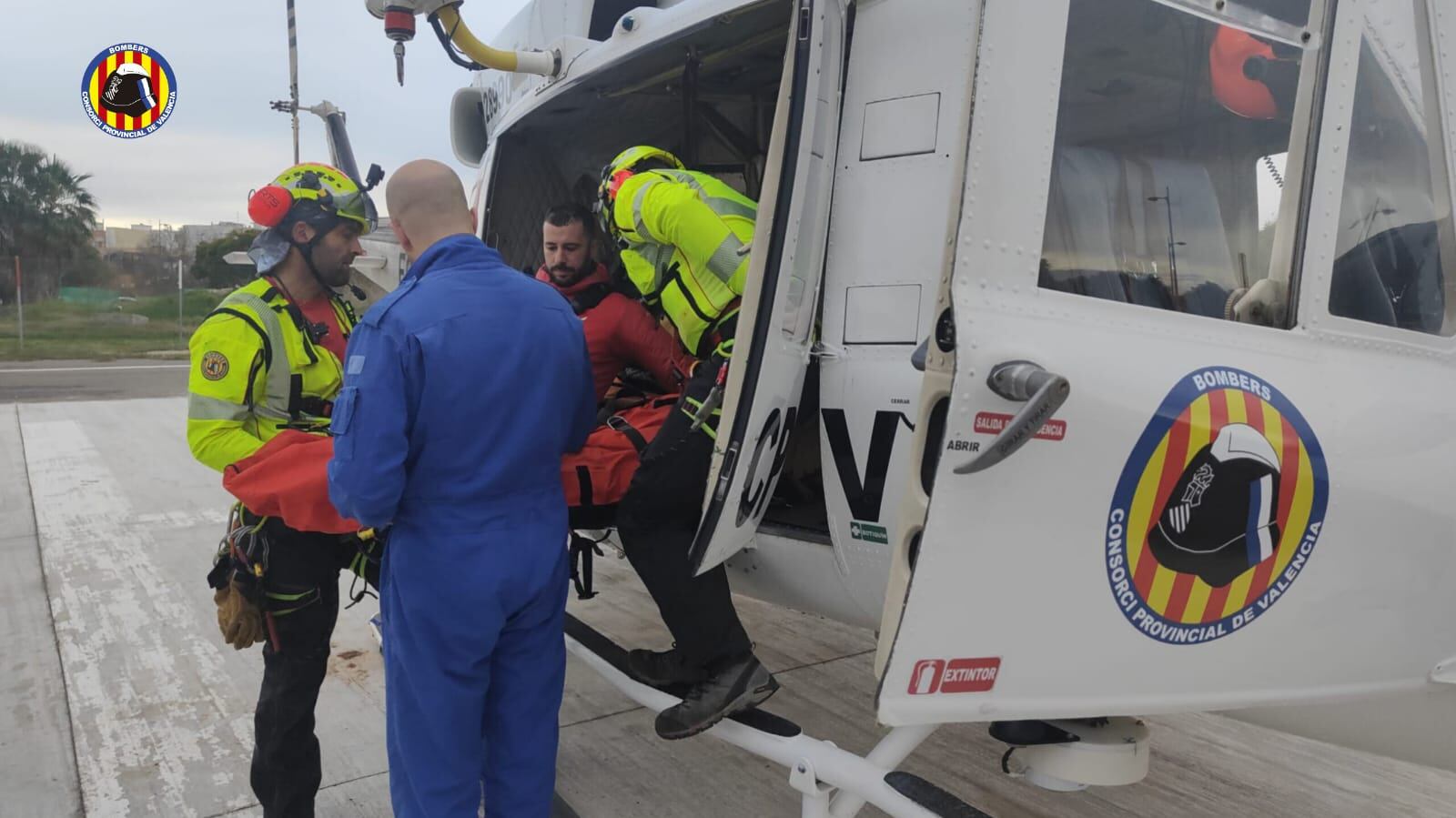 Localizan y evacúan a la joven desaparecida en Favara en una zona de barranco. Foto: Consorcio Bomberos Valencia