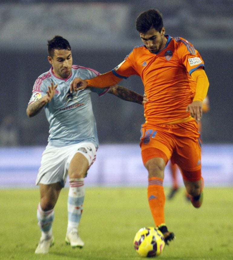 GRA265. VIGO (PONTEVEDRA), 10/01/2015.- El jugador portugués del Valencia André Gomes (d) trata de escapar de Hugo Mallo, del Celta, durante el partido de Liga en Primera División que están disputando esta noche en el estadio de Balaídos, en Vigo. EFE/Salvador Sas