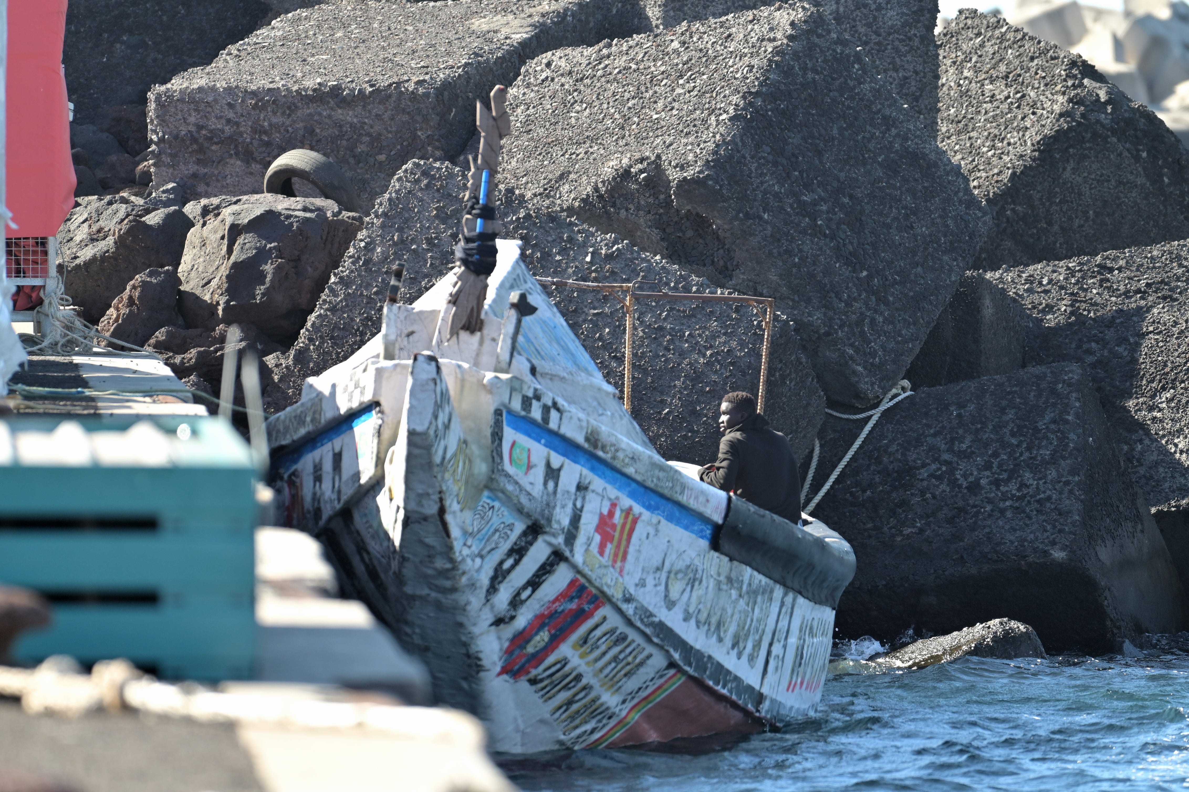 Imagen de archivo de un cayuco en el puerto de La Restinga, en el municipio de EI Pinar, en la isla de El Hierro. EFE/ Gelmert Finol