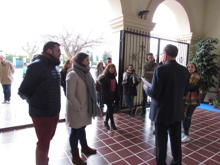 Los novios han esperado durante horas para elegir fecha de boda en 2019