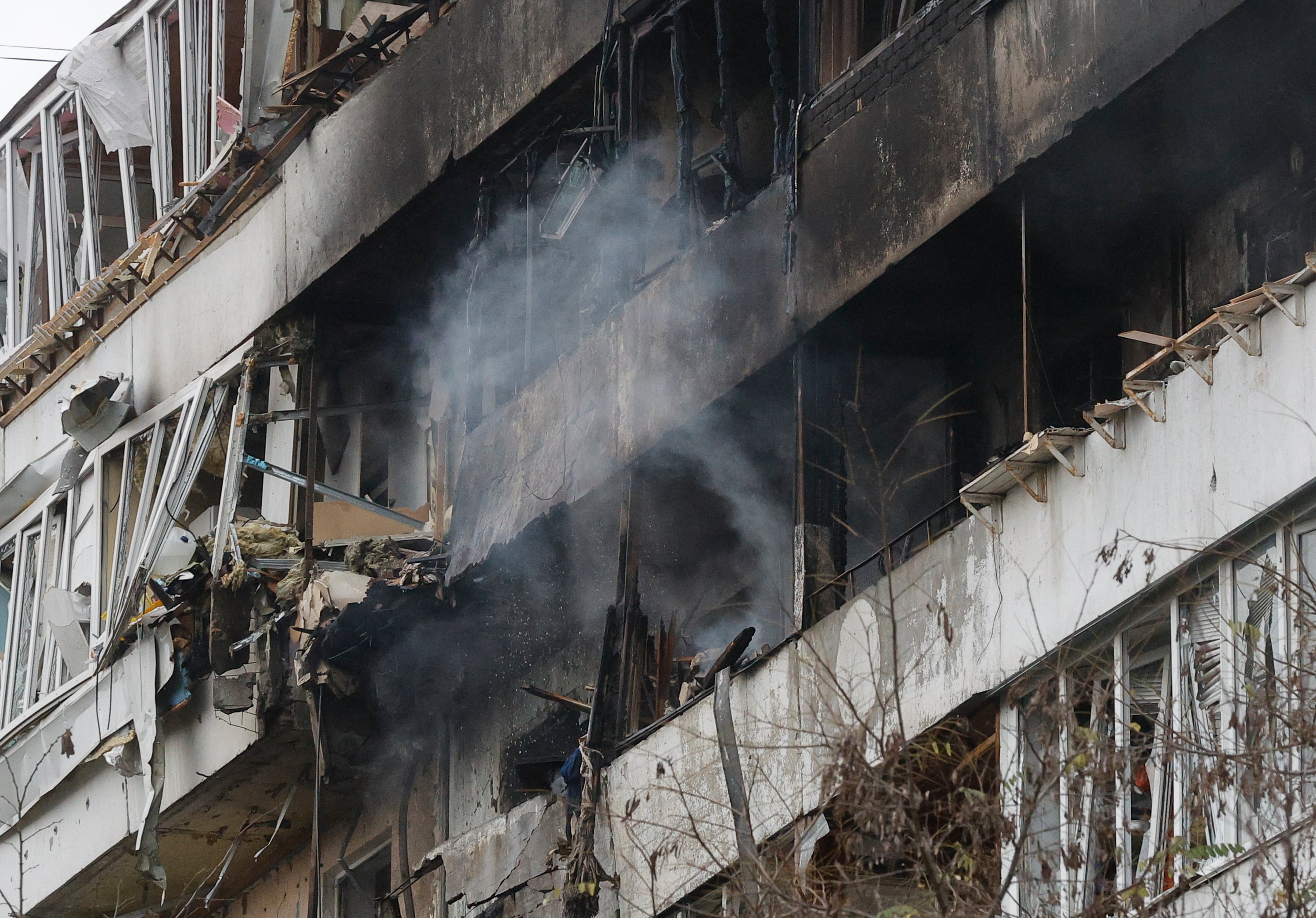 Un bombardeo ruso causa al menos seis muertos en Kiev mientras el Kremlin y Washington negocian el plan de paz.
