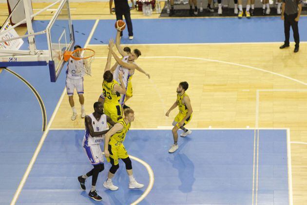 Imagen del partido entre HLA Alicante y Canoe en el Ferrándiz