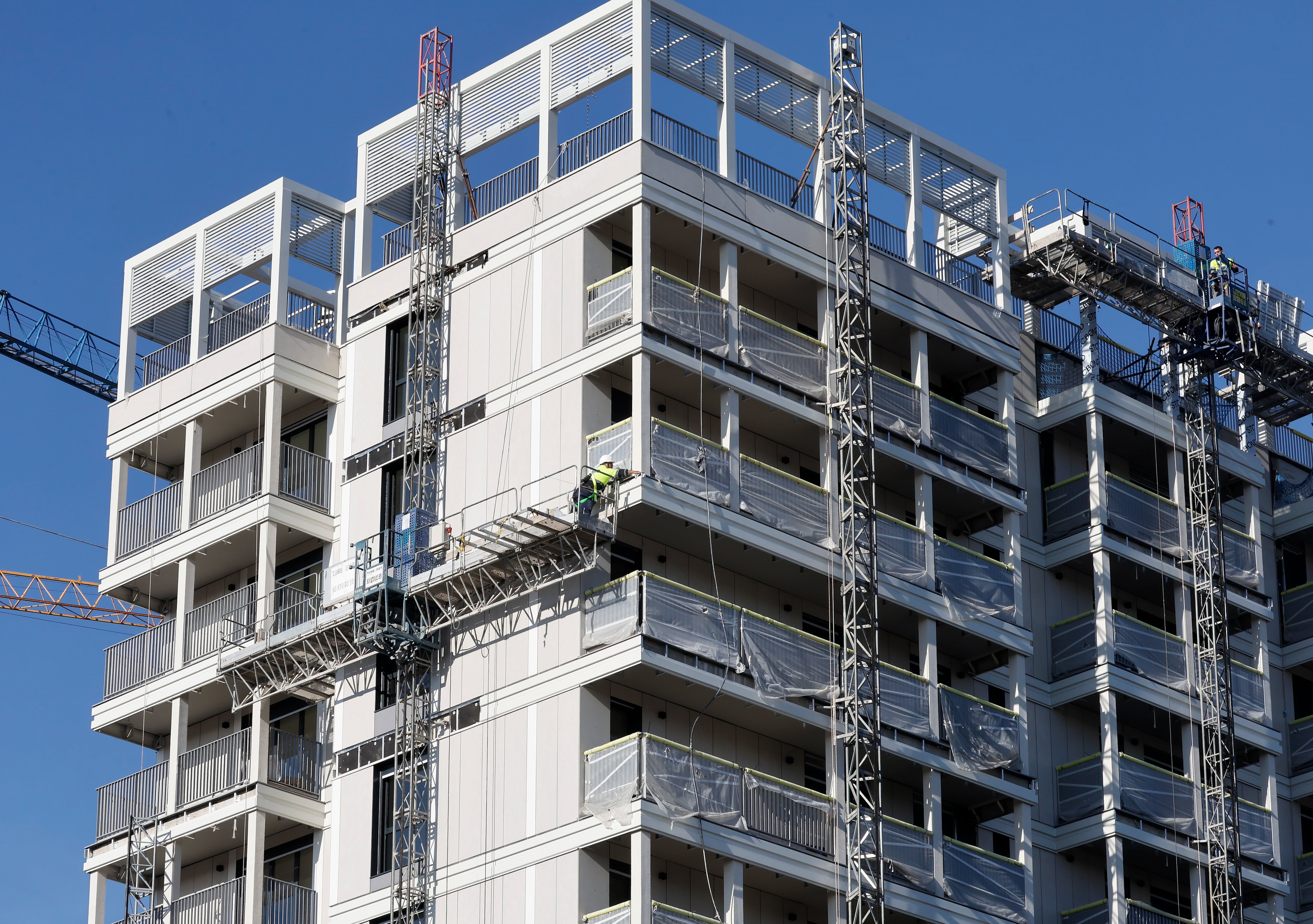 GRAFCAT6697. BARCELONA (ESPAÑA), 15/01/2026.- Aspecto este jueves de un edificio nuevo en construcción en Barcelona.El número de visados de obra nueva en Cataluña descendió un 7,46 % en 2025 respecto al año anterior, con 16.128 viviendas visadas, y, aunque es el segundo mejor dato desde 2006, destaca la caída en la demarcación de Barcelona, con un descenso del 20,15 %, que en la capital catalana llegó al 39,2 %.EFE/ Andreu Dalmau