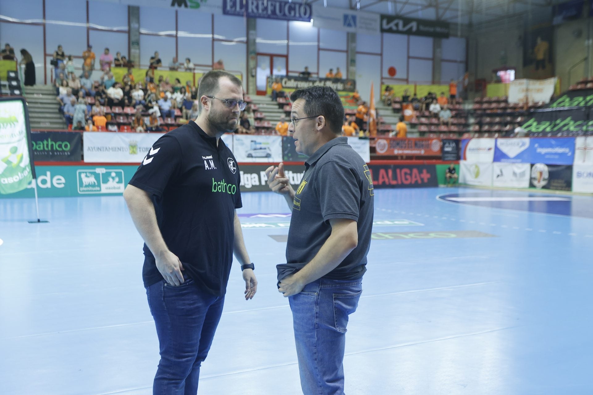 Álex Mozas y Jacobo Cuétara charlando en un enfrentamiento entre el Bathco Torrelavega y Bidasoa-Irún