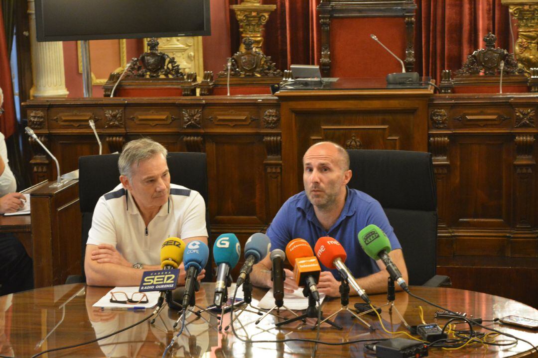 A la izquierda, Mario González, concejal de cultura. A la derecha, Gonzalo Jácome, alcalde de Ourense.