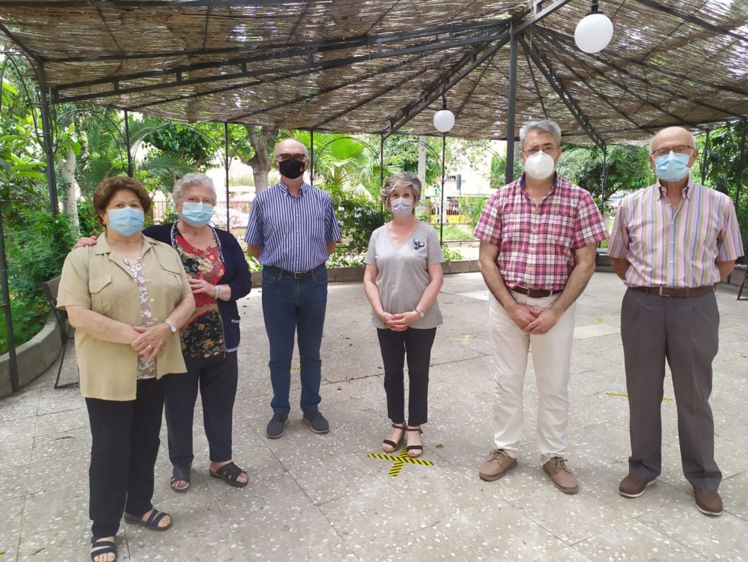 Basilio Camacho, Dtor del Centro Social Murcia II (con camisa de cuadros) junto a varios usuarios en la pérgola donde se organizan los talleres al aire libre