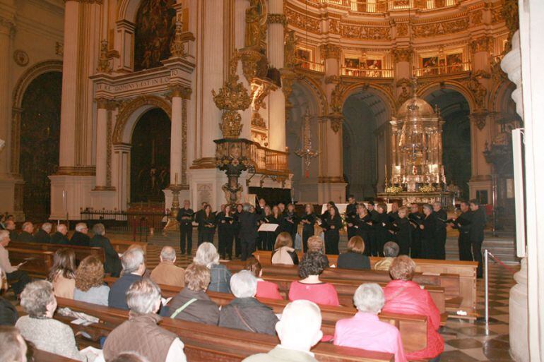 Concierto del Orfeón de Granada en la catedral de Granada con motivo del homenaje del 31 de octubre de 2015 al músico y organista del templo Juan Alfonso García fallecido en mayo pasado