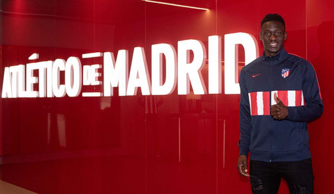 Ibrihim Diabate posando como colchonero.