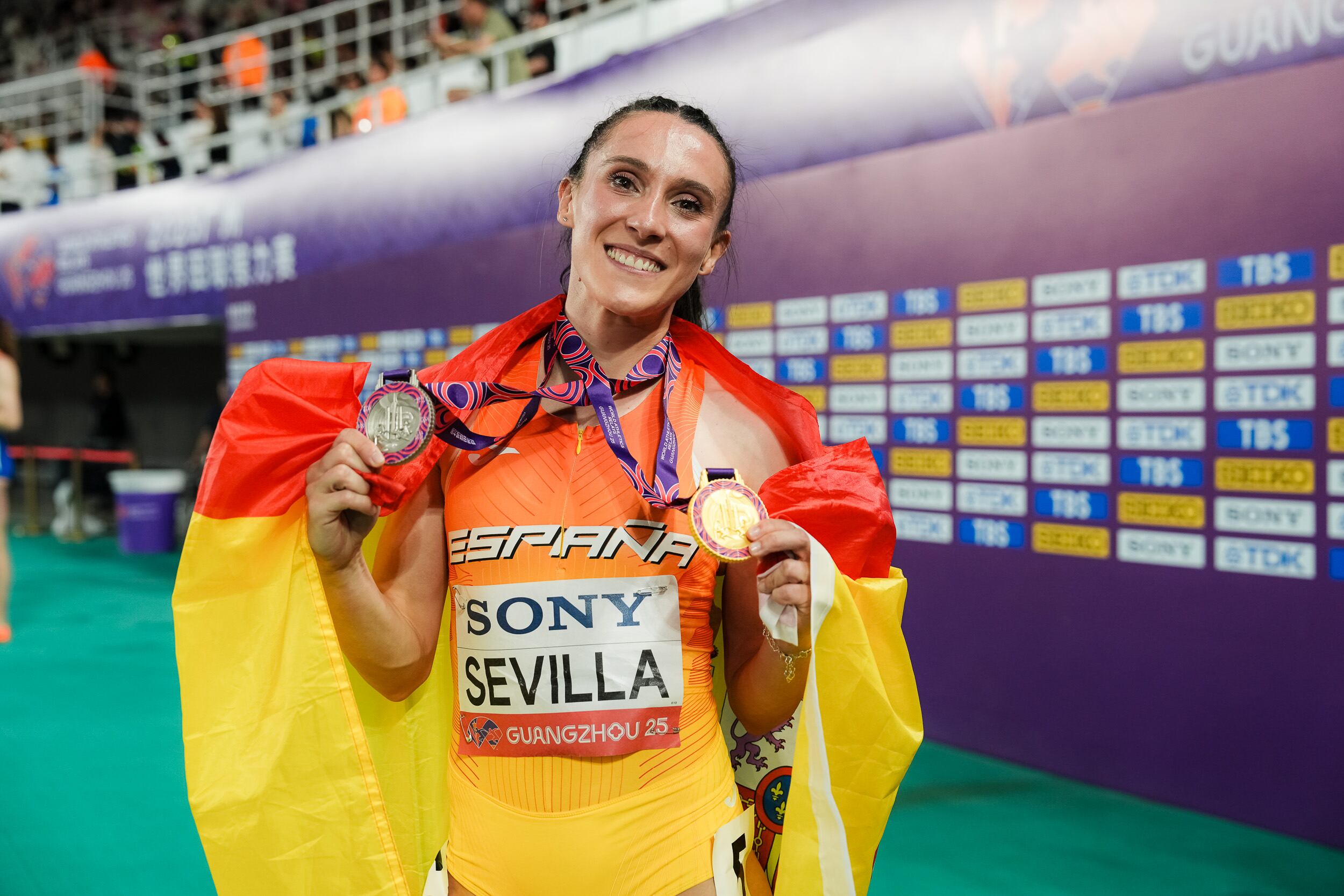 GUANGZHOU, 11/05/2025.- La relevista Paula Sevilla muestra las medallas conseguidas en las pruebas de 4x100 y 4x400 durante el mundial de relevos que se ha disputado hoy domingo en la ciudad china de Guangzhou. EFE / Sportmedia.