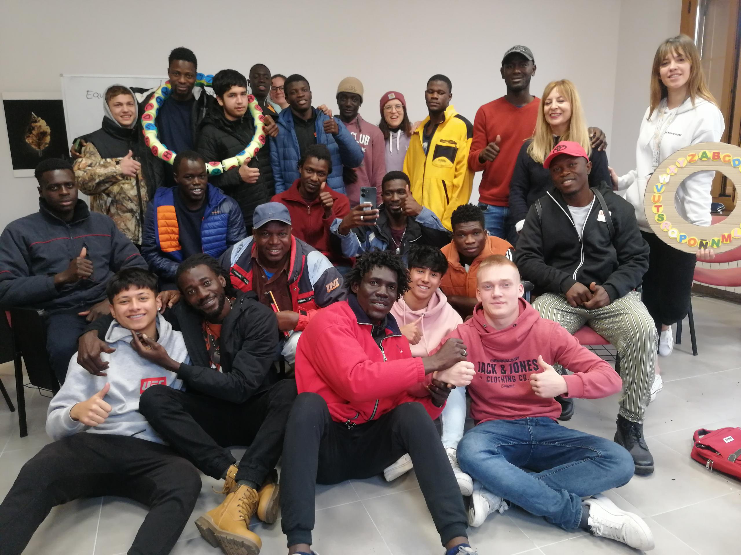 Hoy, alumnos y profesores de la clase de español para migrantes en Sabiñánigo han jugado a &quot;Pasapalabra&quot;