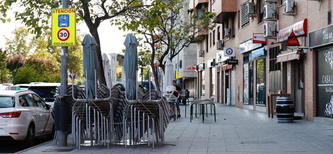 Terraza recogida y cerrada de un bar, en Fuenlabrada, el primer día de restricciones a la movilidad