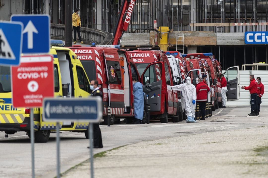 Frente al Hospital Santa Maria de Lisboa hay filas de ambulancias que esperan, a veces durante horas, una cama para las personas que transportan.