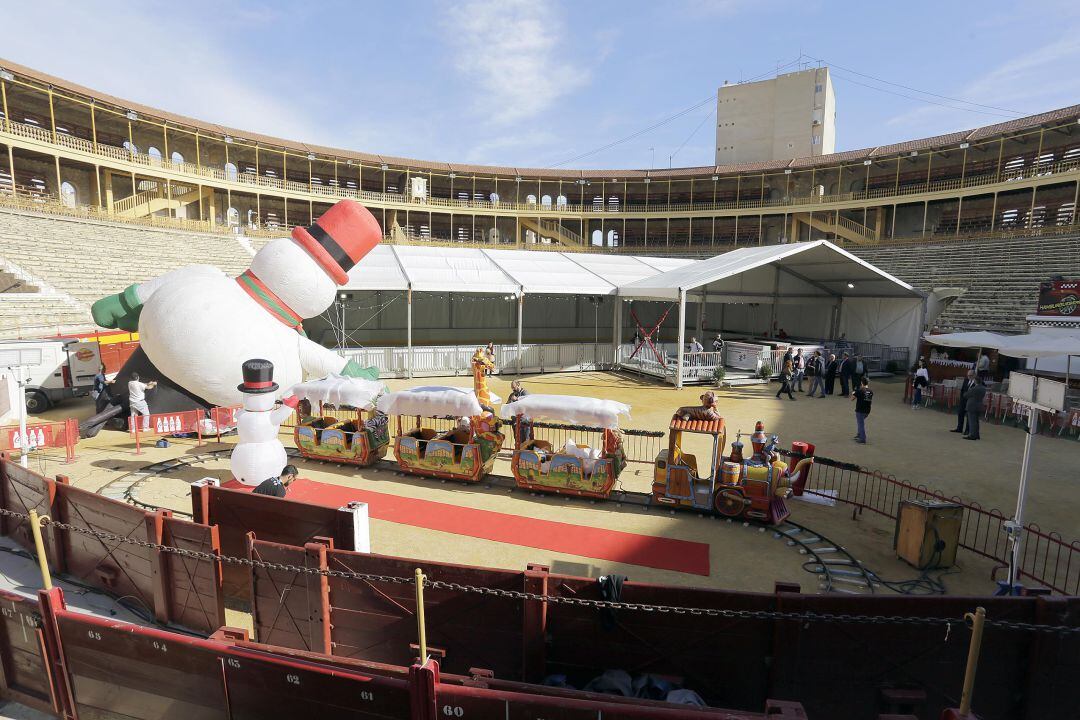 Montaje de las actividades de Navidad en la plaza de toros