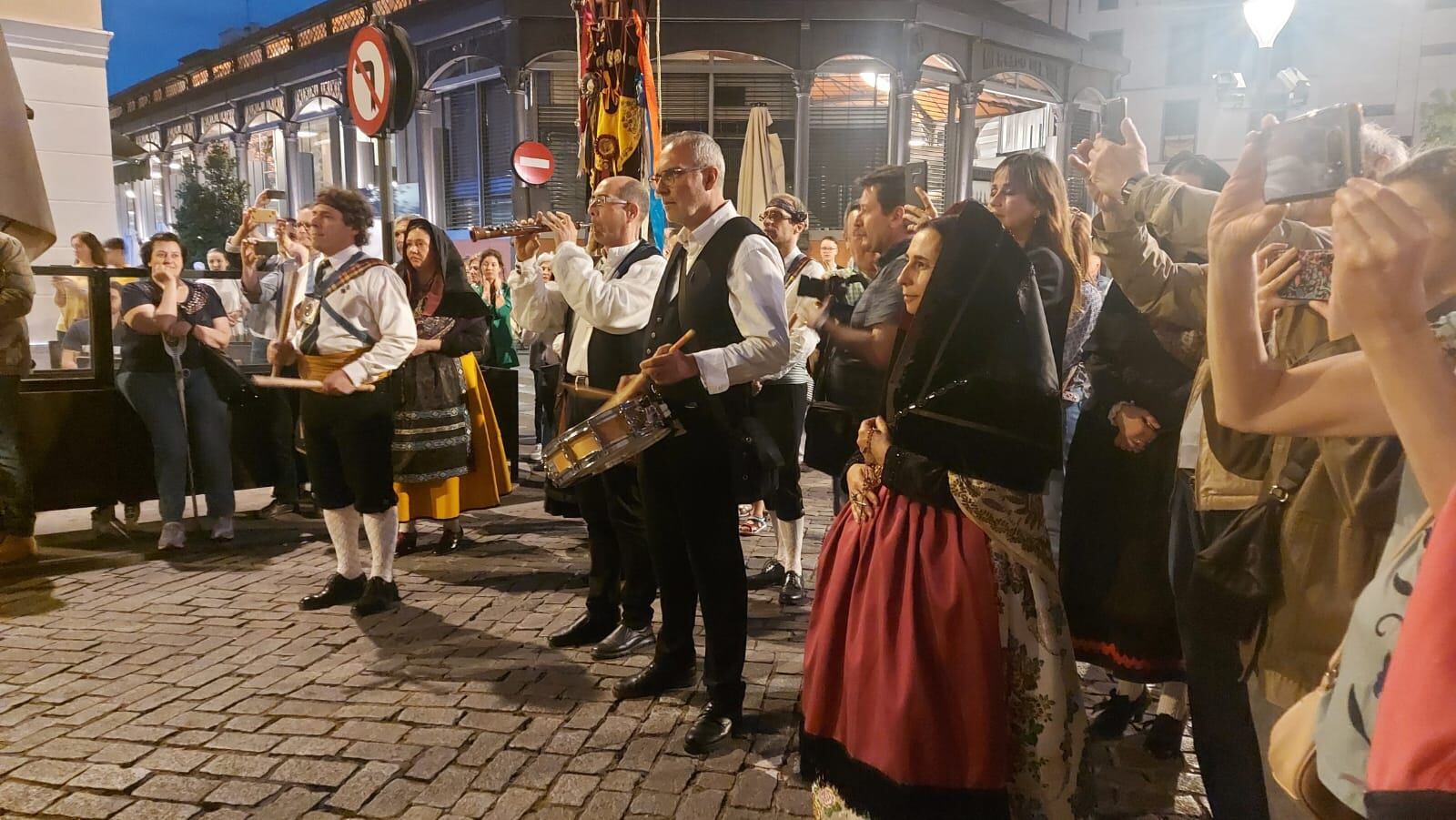 Rafael en una actuación de calle