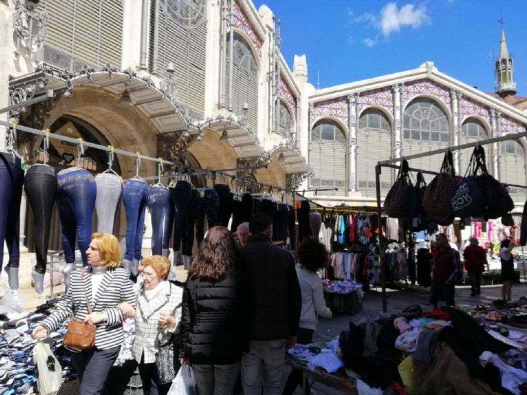 Carlos Galiana, responde al PP, que pidió al gobierno municipal que no se limite la venta los domingos en el entorno de la Lonja