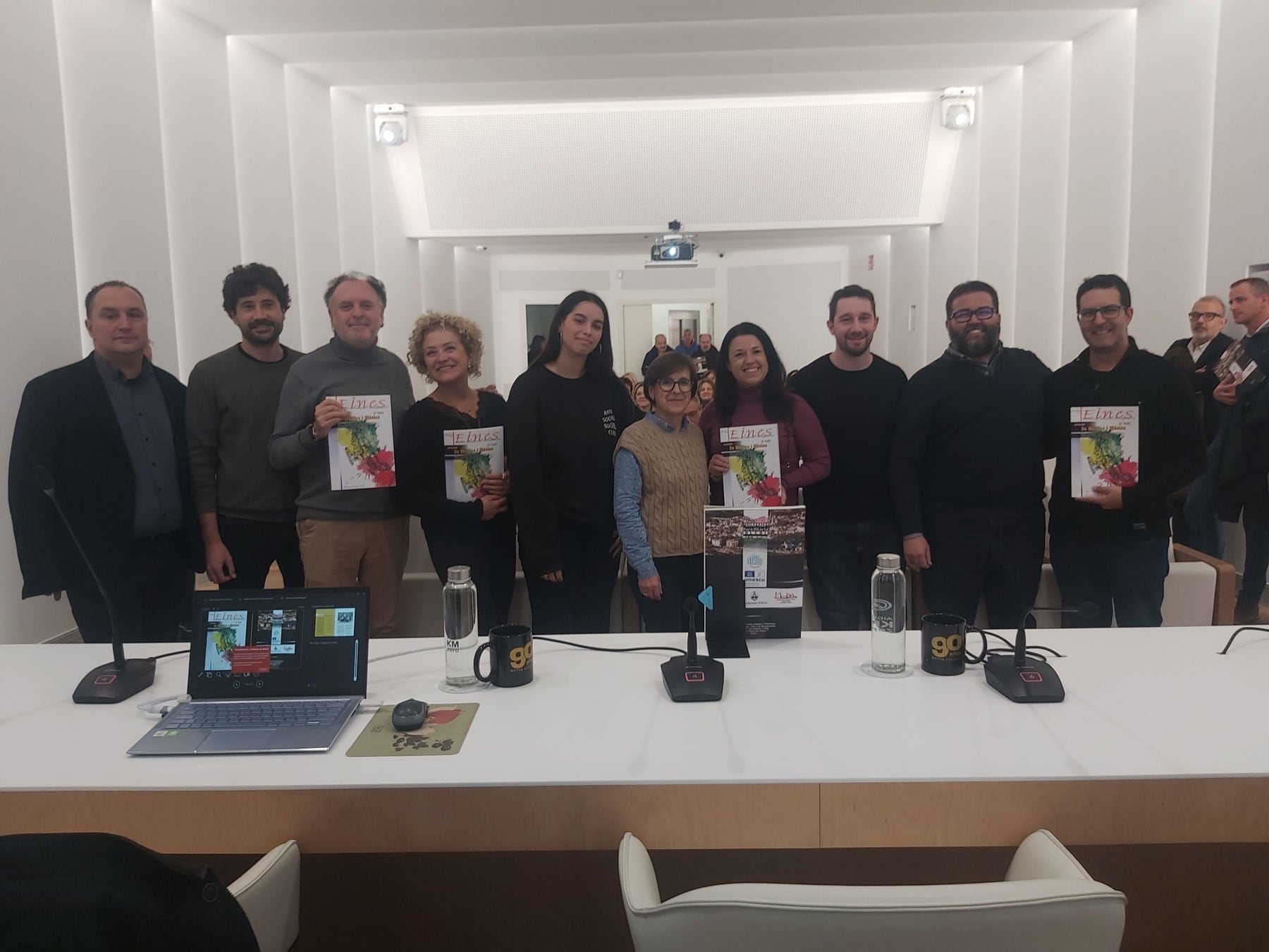 El director del centre, Toni González, el cap de redacció, Lluís Vidal i alguns dels autors dels textos amb exemplars de la revista Eines