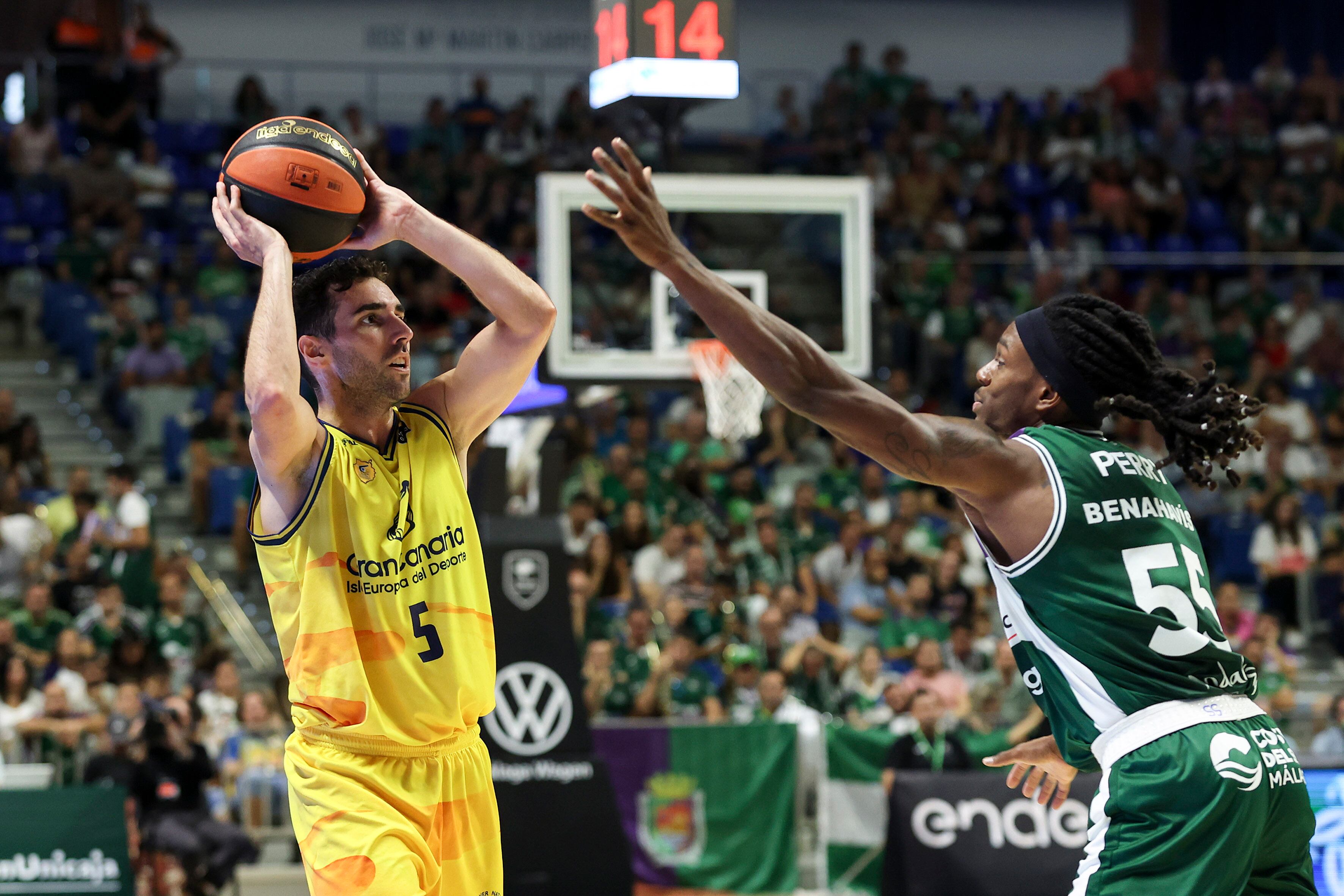 Málaga (España)-. 02/10/2022.- El jugador del Gran Canaria Ferrán Bassas (i), y el jugador del Unicaja Kendrick Perry (d), este domingo durante el partido de la jornada 2 de la Liga Endesa, en el Palacio de los Deportes ?José María Martín Carpena.-EFE / Daniel Pérez
