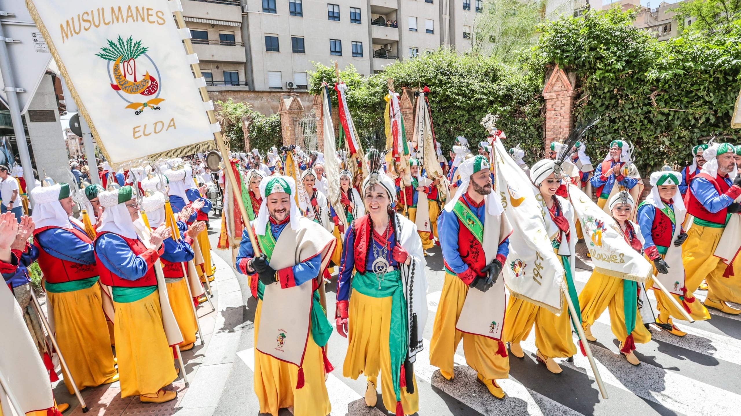 Rosario Bañón al frente de su comparsa