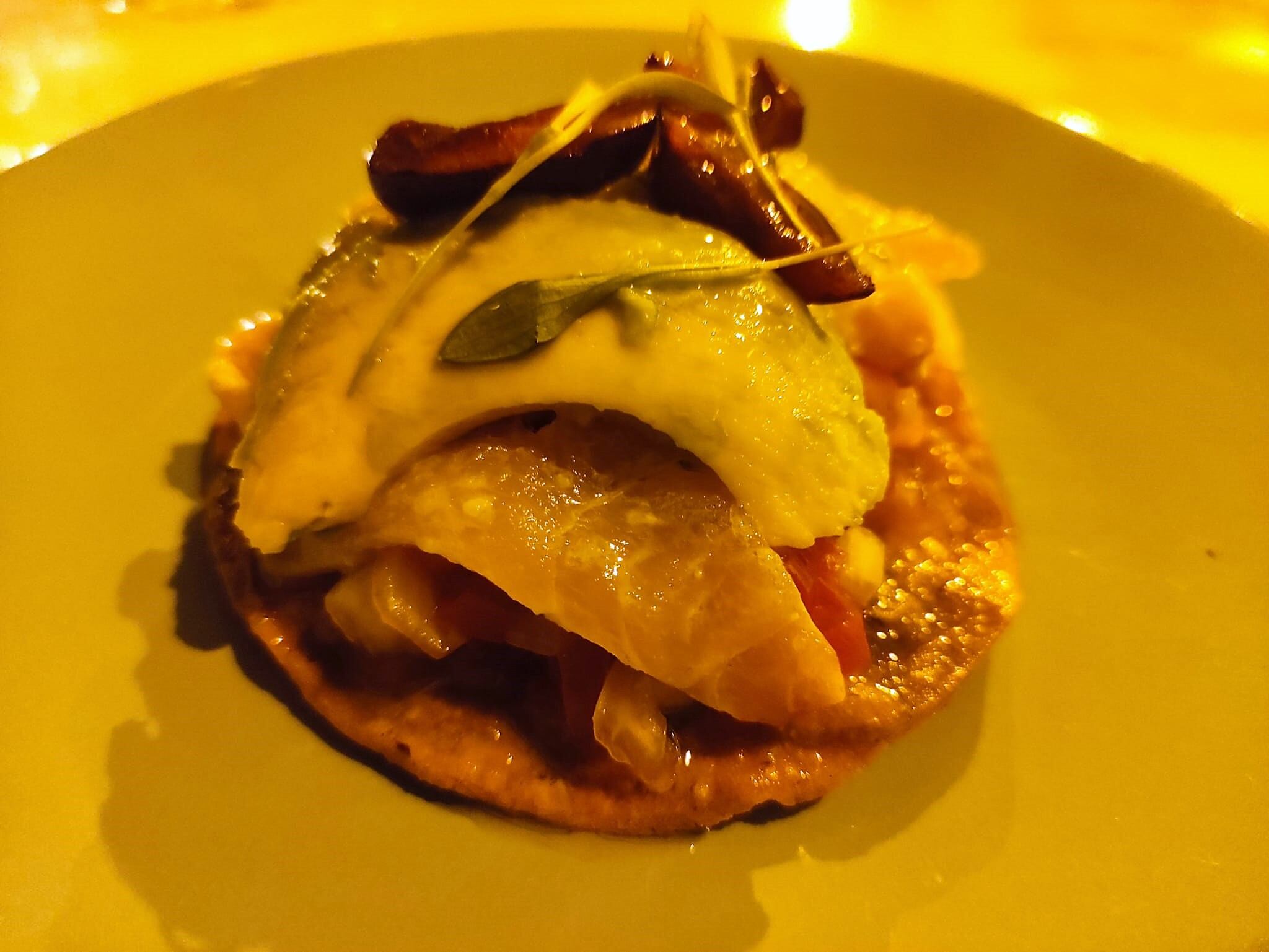 Tostada de ceviche de corvina, cereza y bruja