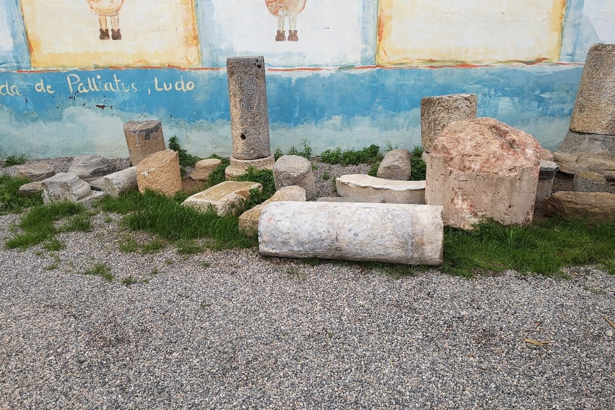 Columna romana encontrada tras el derribo del edificio de la calle San Vicente en Cartagena