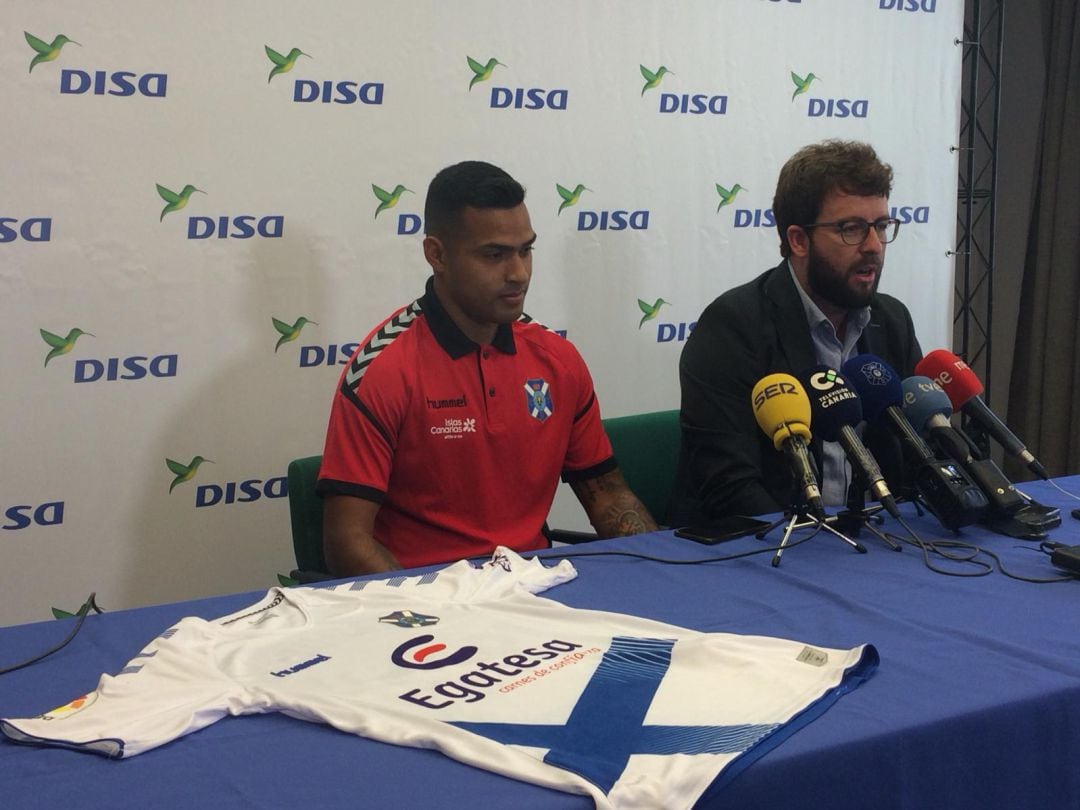 Acto de presentación del delantero argentino con el CD Tenerife