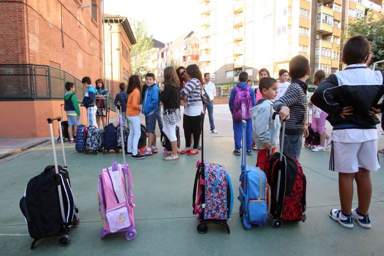 Varios alumnos se preparan para entrar a un colegio en Valladolid