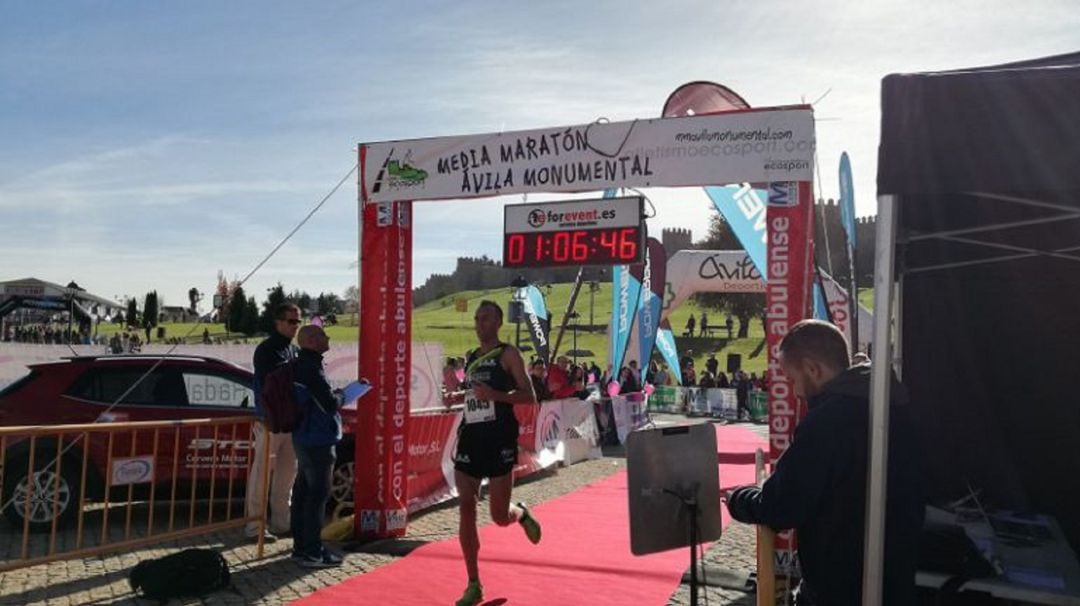 Sergio Sánchez, vencedor de la edición del año anterior de la Media Maratón Ávila Monumental, entrando en meta
