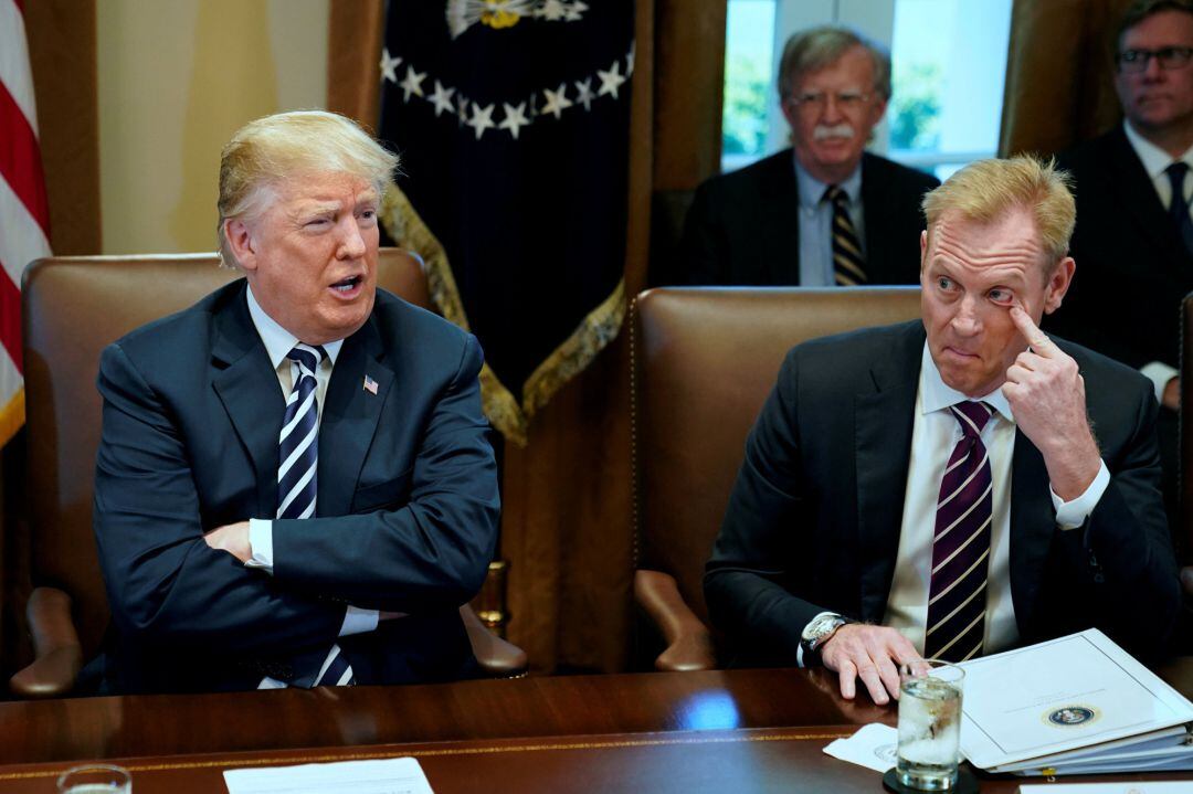 Donald Trump junto a Patrick Shanahan