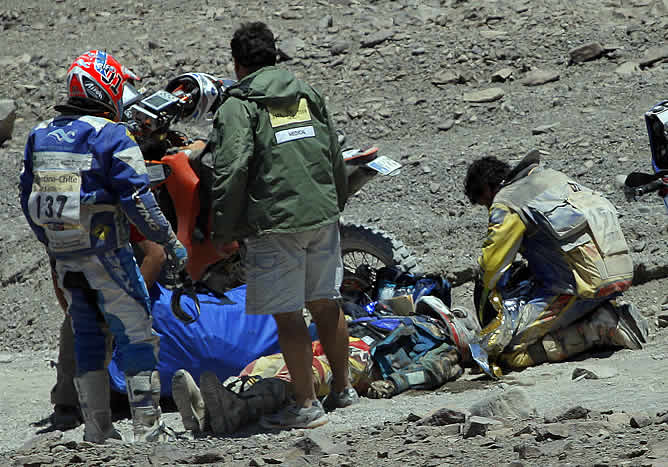 El piloto español, en el suelo, tras caerse en la décima etapa del Dakar