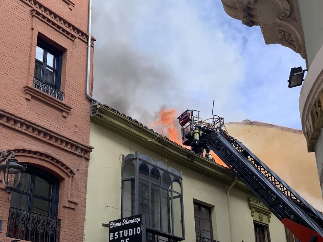 Labores de extinción en el fuego declarado en El Clandestino