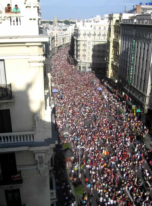 La calle más emblemática de Madrid atestada con la celebración del Orgullo Gay 2010