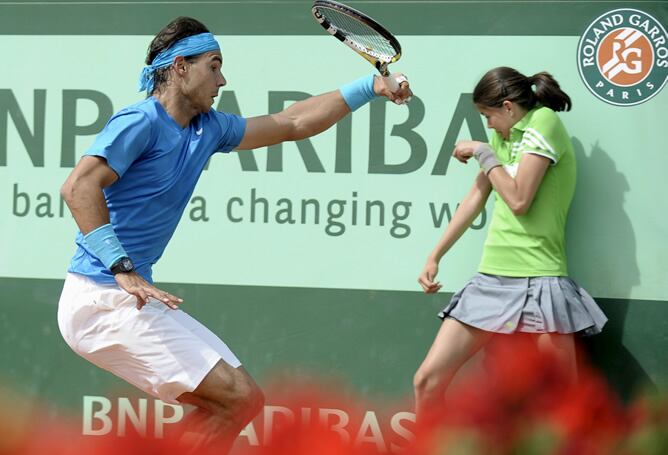 El tenista español Rafael Nadal devuelve una bola al estadounidense John Isner durante el partido de primera ronda del torneo de Roland Garros 2011