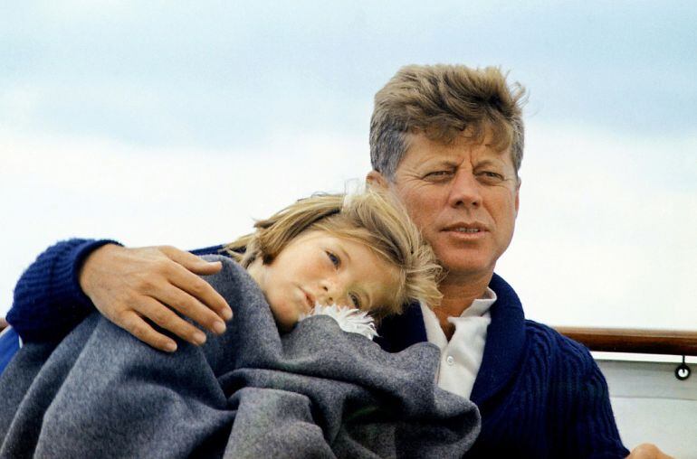 John F. Kennedy y su hija Caroline durante un momento familiar. 