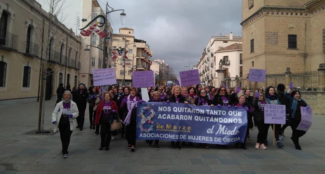 Manifestación insitucional a su paso por el Hospital de Santiago