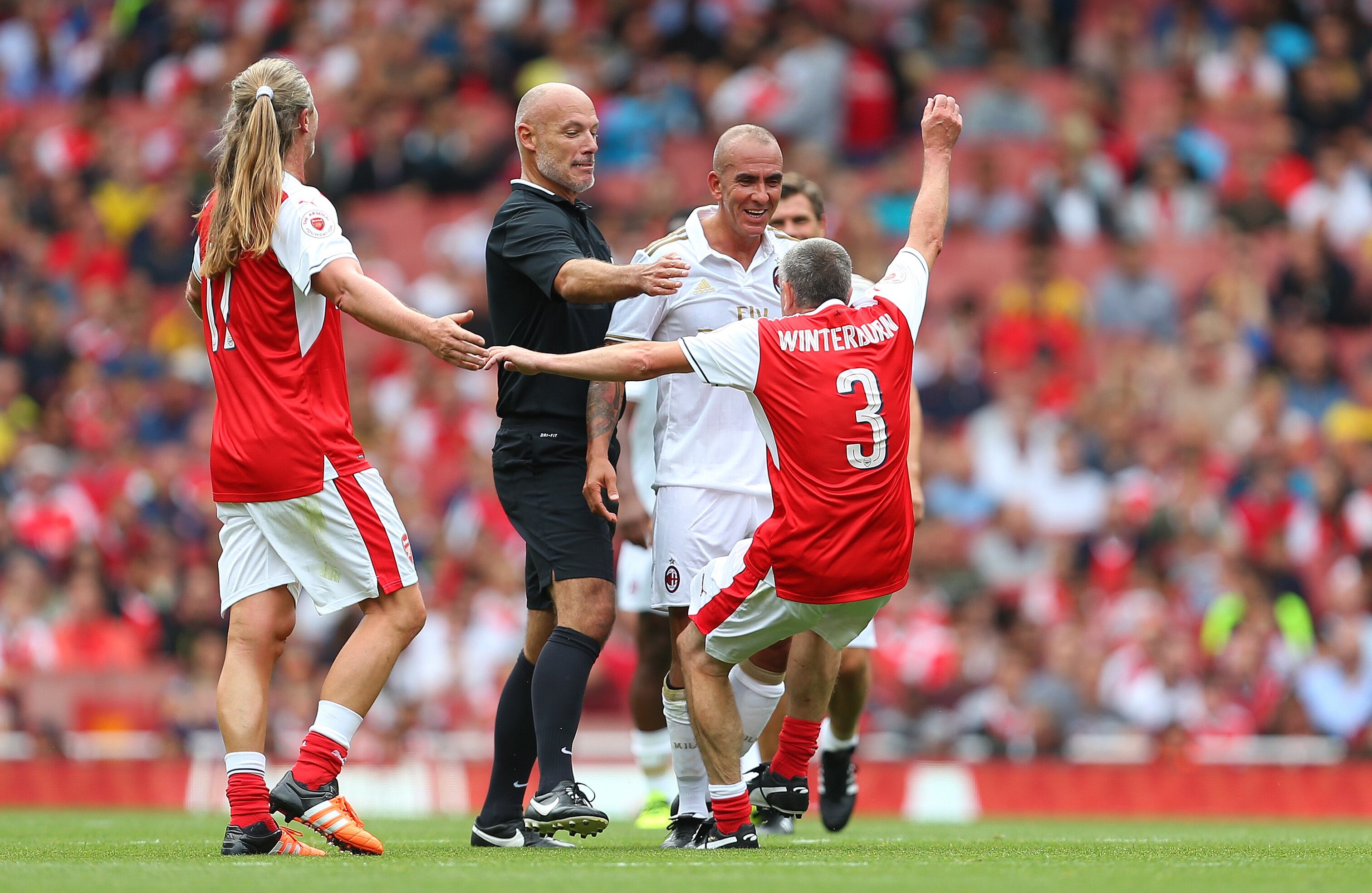 Howard Webb arbitra un partido de leyendas: en la foto, Nigel Winterburn y Paolo Di Canio. (Catherine Ivill - AMA/Getty Images)