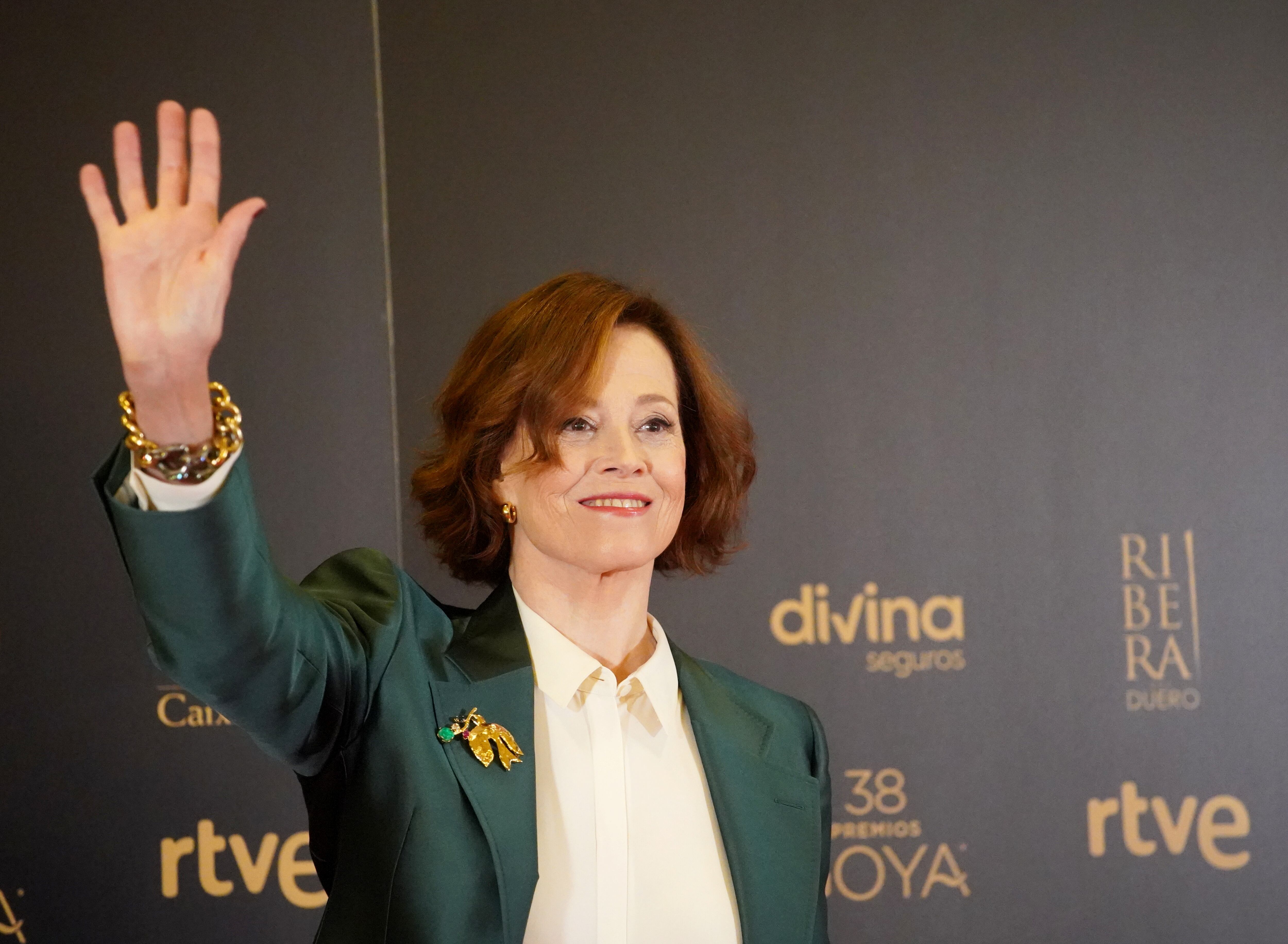 El alcalde de Valladollid, Jesús Julio Carnero, recibe a la actriz Sigourney Weaver, Goya Internacional 2024, que ofrece una rueda de prensa.