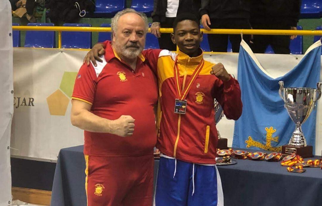 Diala Sissoko (d) junto a su entrenador Sánchez.
