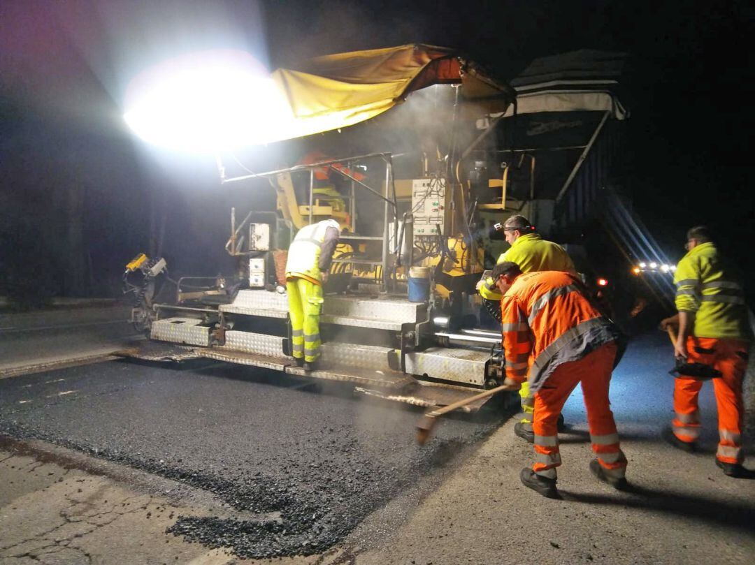 Trabajos de reasfaltado en la carretera