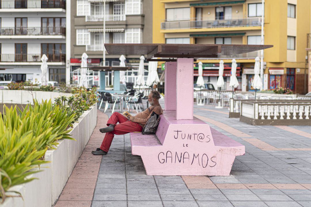 Un hombre sentado en un banco.